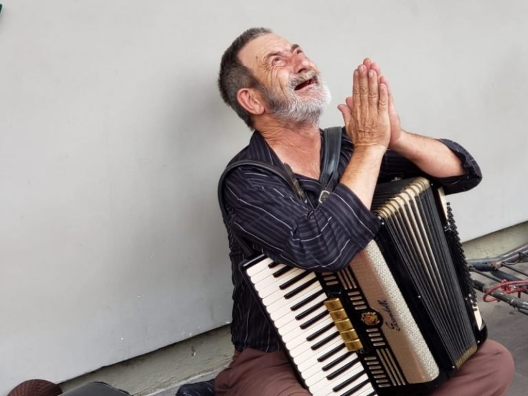 VÍDEO: Ação solidária doa gaita nova a artista de rua de Criciúma