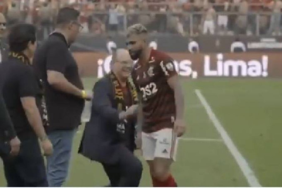 witzel-se-ajoelha-para-gabigol-e-e-esnobado-pelo-jogador-1