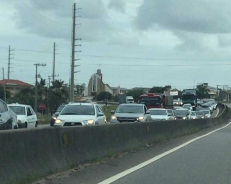 br-101-norte-esta-fechada-para-retirada-de-caminhao-que-caiu-de-ponte-em-tubarao-1