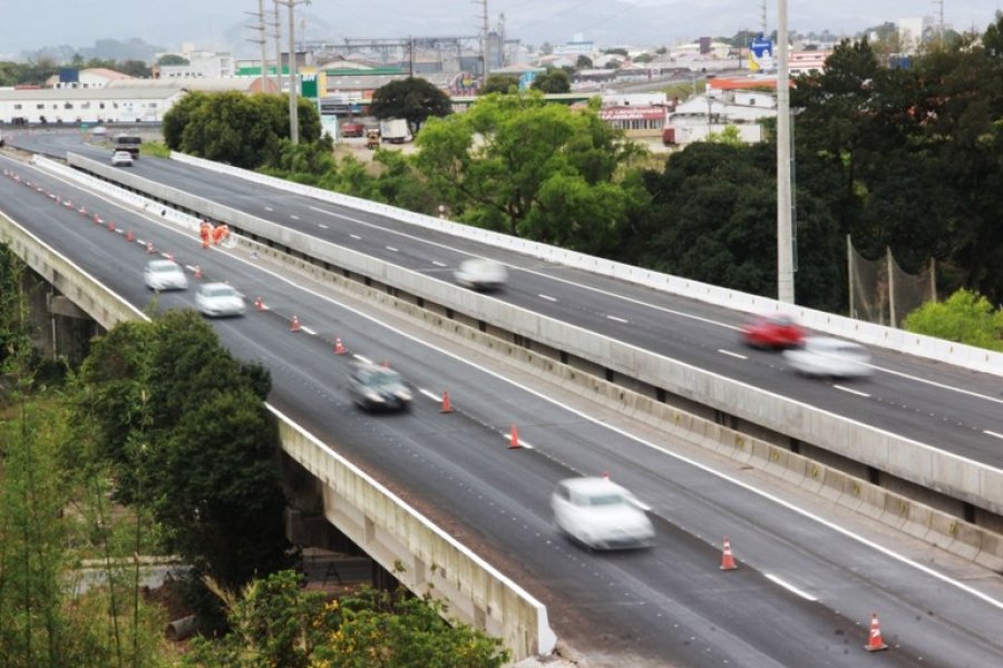 caminhoneiro-perde-controle-da-direcao-e-cai-de-ponte-na-br-101-em-tubarao-1