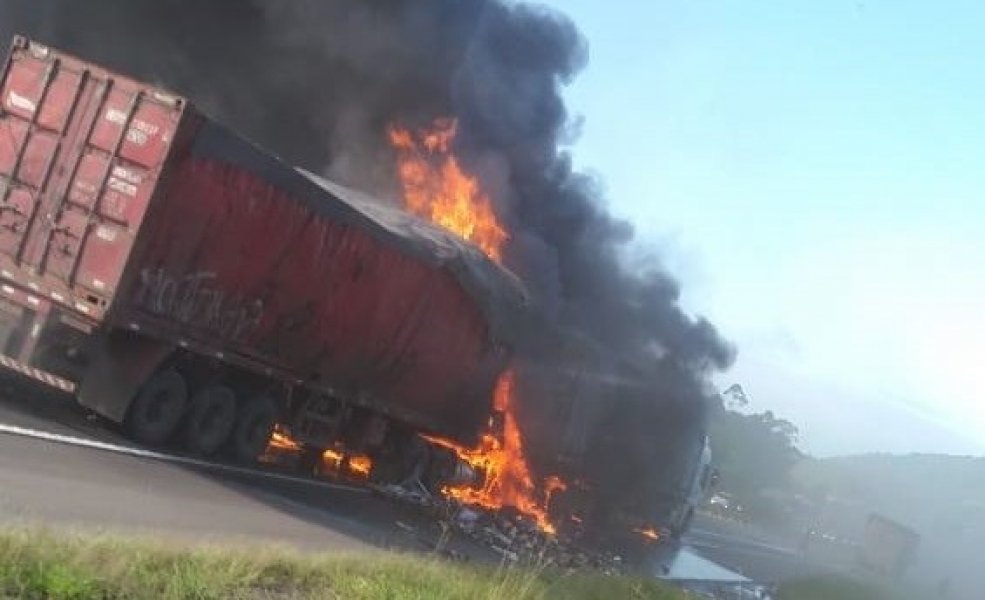colisao-entre-carretas-deixa-um-motorista-morto-apos-ser-carbonizado-em-maracaja-1