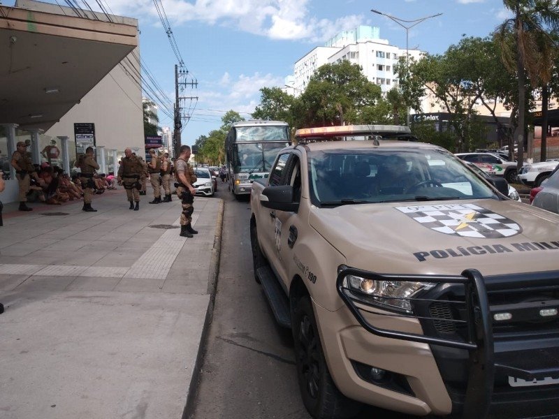 criciuma-em-abordagem-na-avenida-centenario-pm-prende-oito-pessoas-por-trafico-de-drogas-1