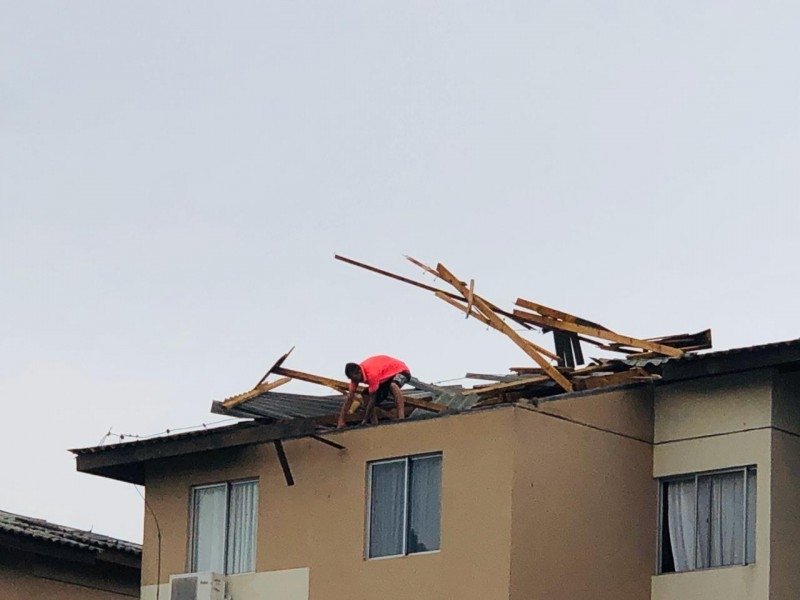 criciuma-oito-blocos-do-condominio-residencial-san-diego-na-quarta-linha-foram-destelhados-durante-temporal-1