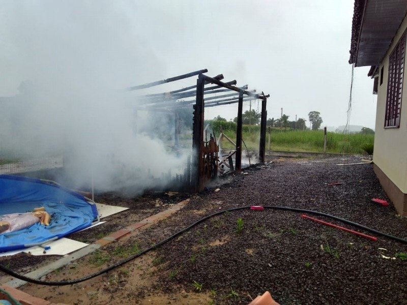 incendio-atinge-empresa-de-confeccao-em-sombrio-1