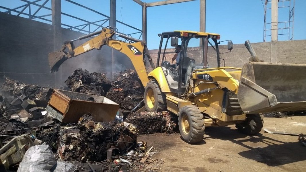 incendio-atinge-ferro-velho-e-destroi-cerca-de-50-mil-quilos-de-sucata-prensada-1