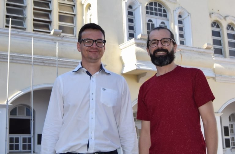 Jonas Schneider apresenta o professor Geovan Martins Guimarães