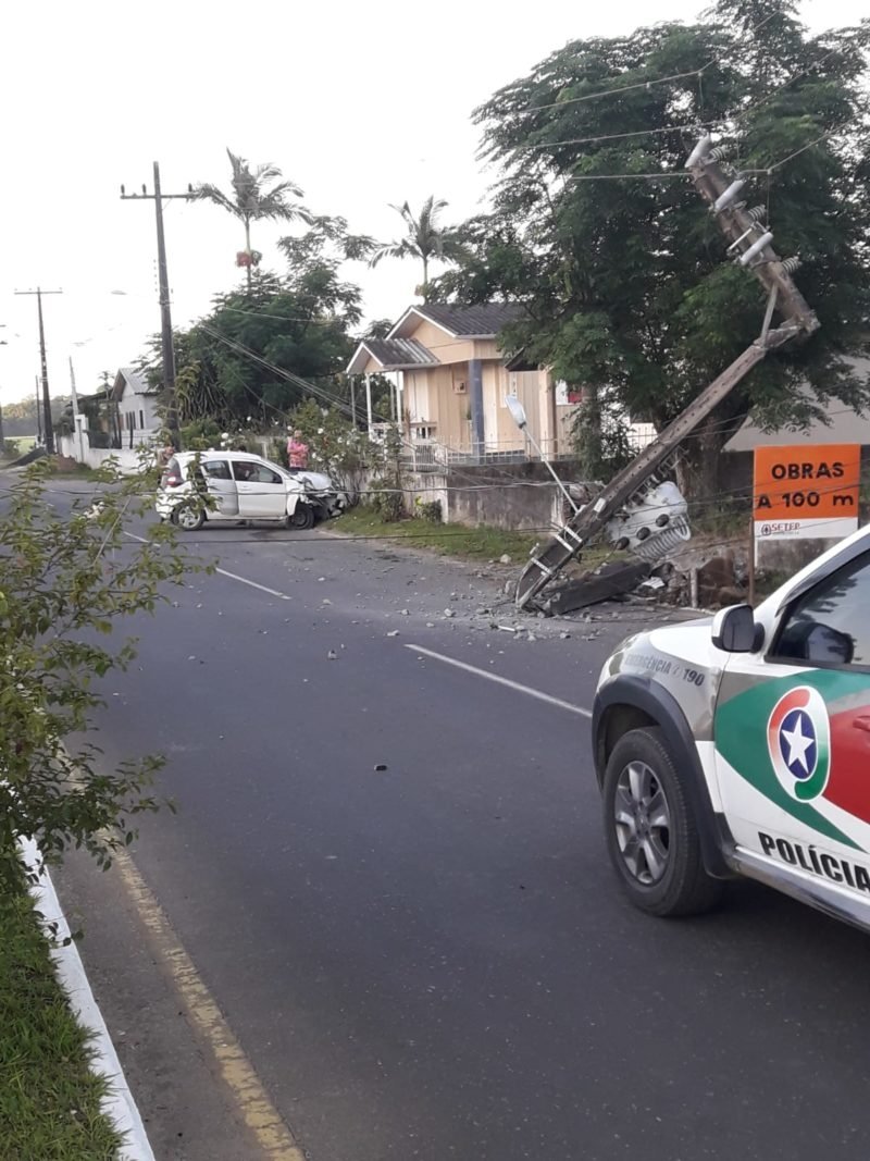 motorista-perde-controle-da-direcao-e-bate-em-poste-em-maracaja-1
