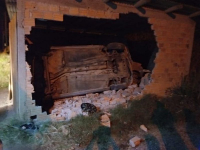 motorista-perde-controle-da-direcao-e-invade-garagem-de-residencia-em-laguna-1
