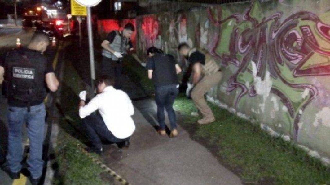 mulher-perde-o-dedo-ao-pegar-carteira-caida-no-chao-em-curitiba-1