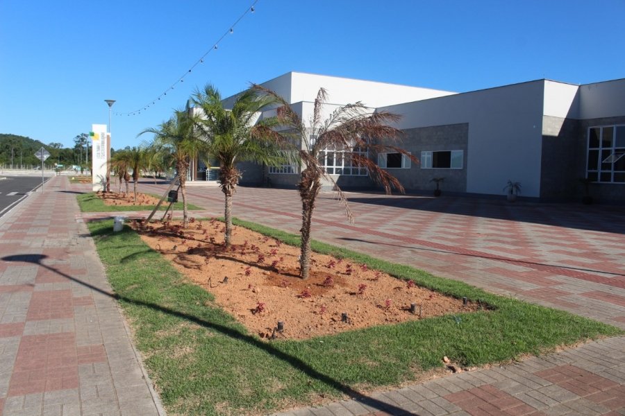 parque-ambiental-revitaliza-canteiros-centrais-e-implanta-novas-especies-de-flores-1