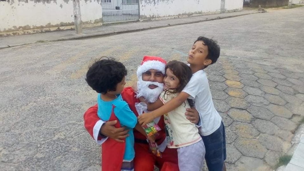 serie-historias-de-natal-homem-se-veste-de-papai-noel-ha-10-anos-para-distribuir-doces-brinquedos-solidariedade-e-amor-1