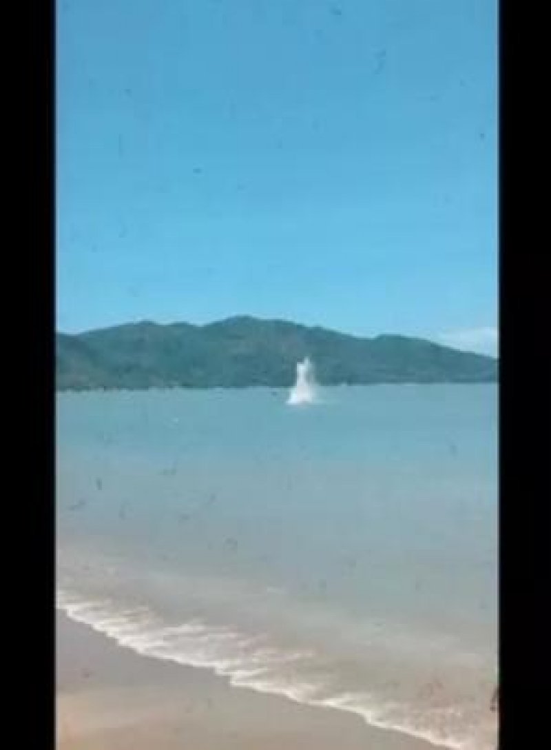 aeronave-de-pequeno-porte-faz-pouso-forcado-no-mar-em-bombinhas-1