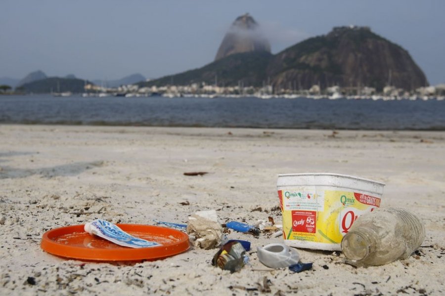 bitucas-de-cigarro-sao-a-maior-parte-do-lixo-em-praias-brasileiras-1