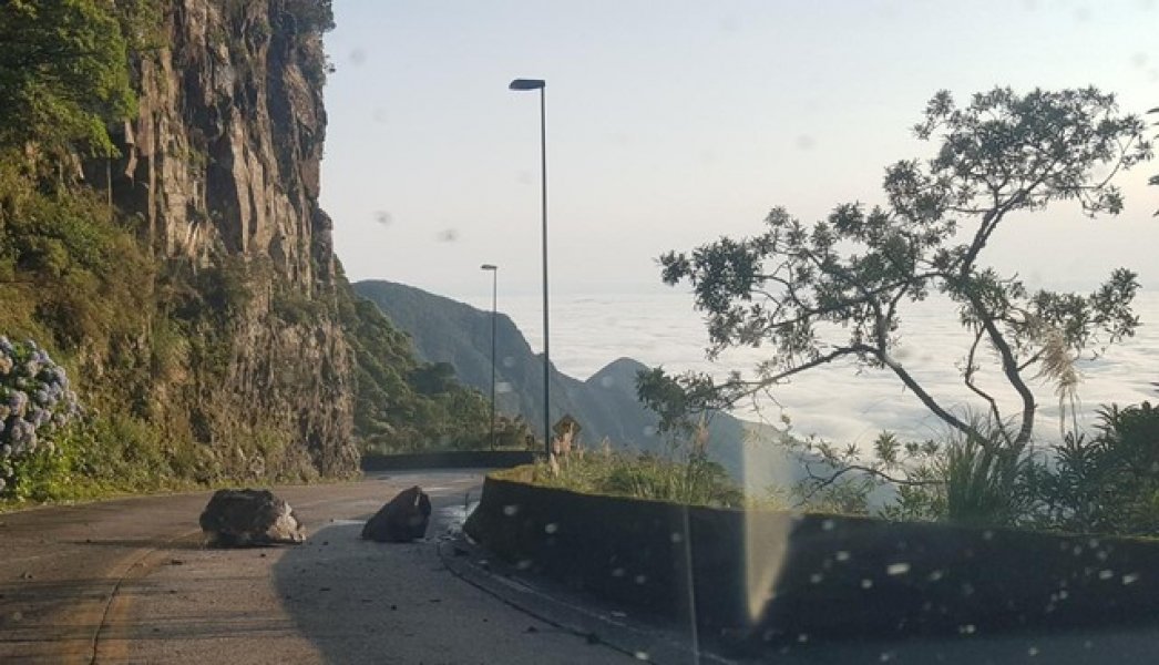 blocos-rochosos-desprendem-de-encosta-e-interditam-parcialmente-trechos-da-serra-do-rio-do-rastro-1