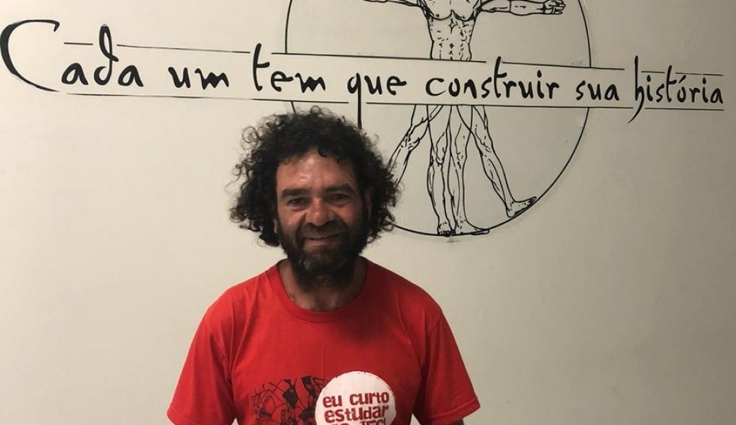 em-blumenau-morador-de-rua-presta-enem-e-ganha-bolsa-de-estudo-para-cursar-direito-1