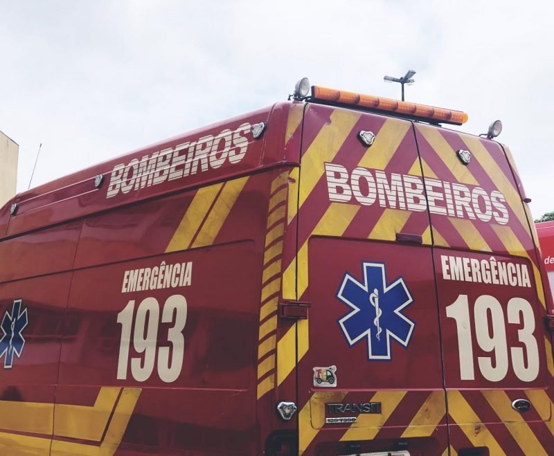 em-brusque-homem-leva-choque-e-e-arremessado-de-uma-altura-de-12-metros-1