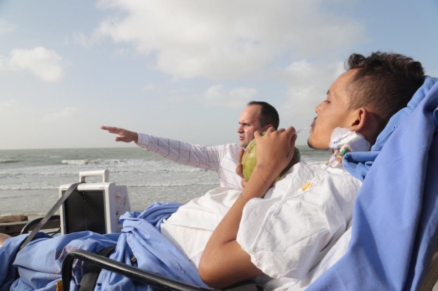 em-sao-luiz-medicos-levam-paciente-pela-primeira-vez-a-praia-1