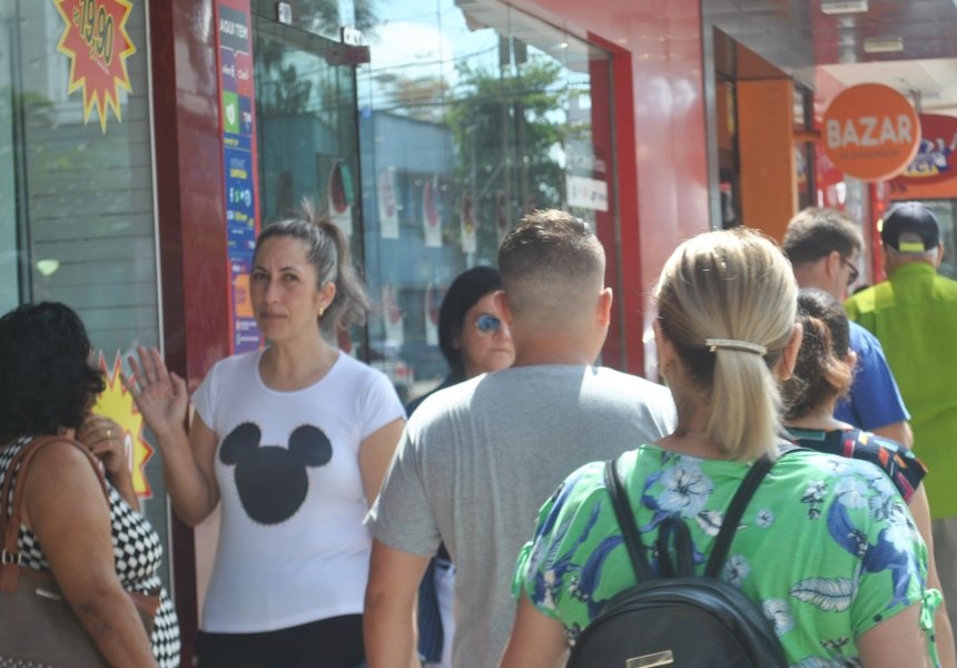 em-tubarao-consumidores-estao-no-ritmo-da-mega-folia-do-comercio-1