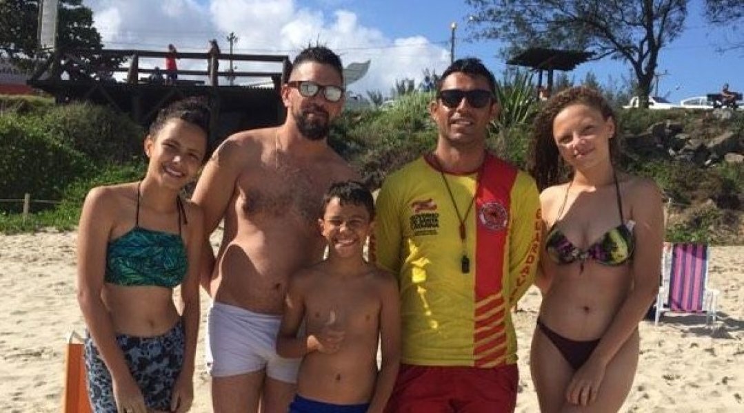 familia-resgatada-em-praia-de-imbituba-retorna-para-agradecer-os-bombeiros-1