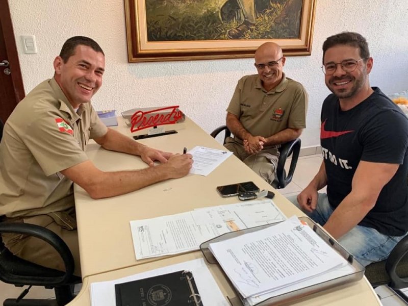 fotografo-de-tubarao-decide-doar-percentual-de-seus-contratos-ao-proerd-1