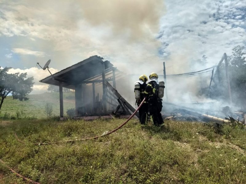 incendio-destroi-casa-em-orleans-1