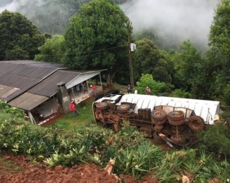 ipumirim-motorista-morre-apos-tombar-caminhao-de-racao-em-propriedade-rural-1