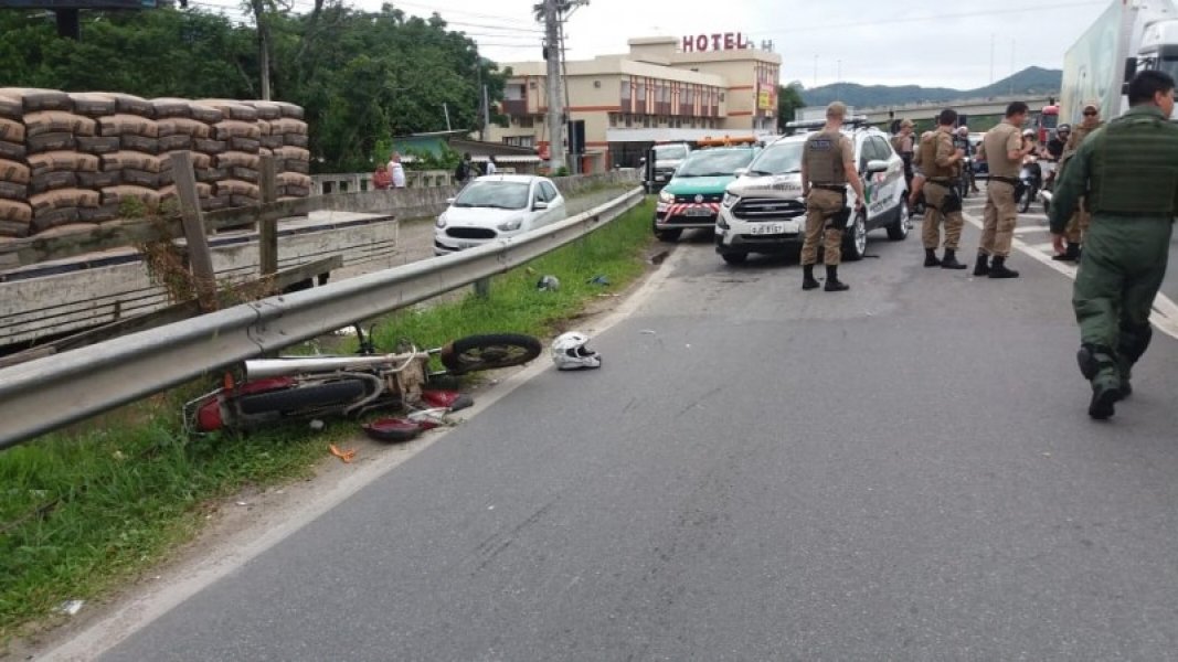 moto-com-tres-pessoas-colide-contra-viatura-da-pm-mae-e-filho-ficam-gravemente-feridos-1