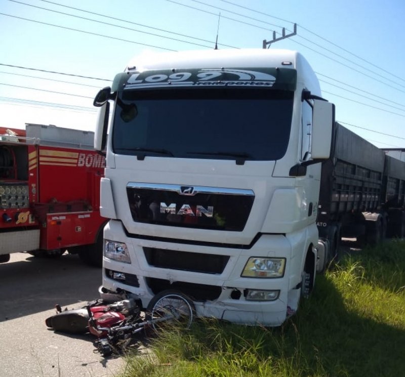 motociclista-fica-em-estado-grave-apos-colidir-com-caminhao-na-br-101-em-imbituba-1