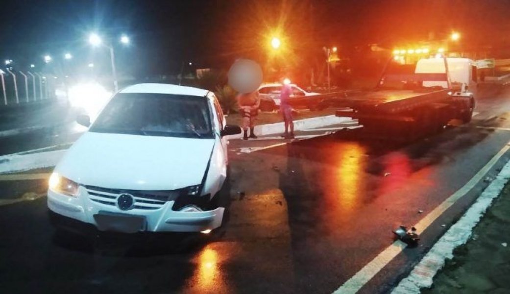 motorista-foge-apos-bater-veiculo-em-rotatoria-sentido-ao-mar-grosso-em-laguna-1