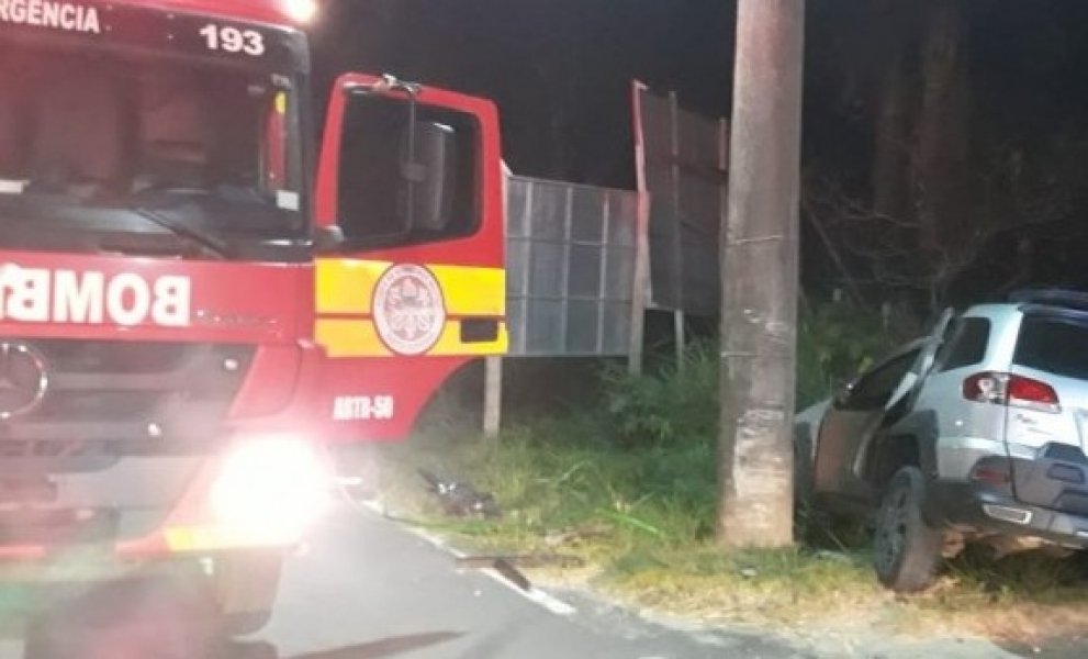 motorista-morre-ao-perder-o-controle-da-direcao-e-bater-em-poste-em-garopaba-1