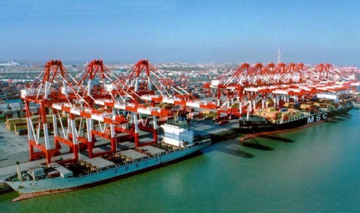 Porto da cidade de Qingdao, na prov&iacute;ncia de Shandong, que fica a mil quil&ocirc;metros de Wuhan, epicentro do coronav&iacute;rus na China.