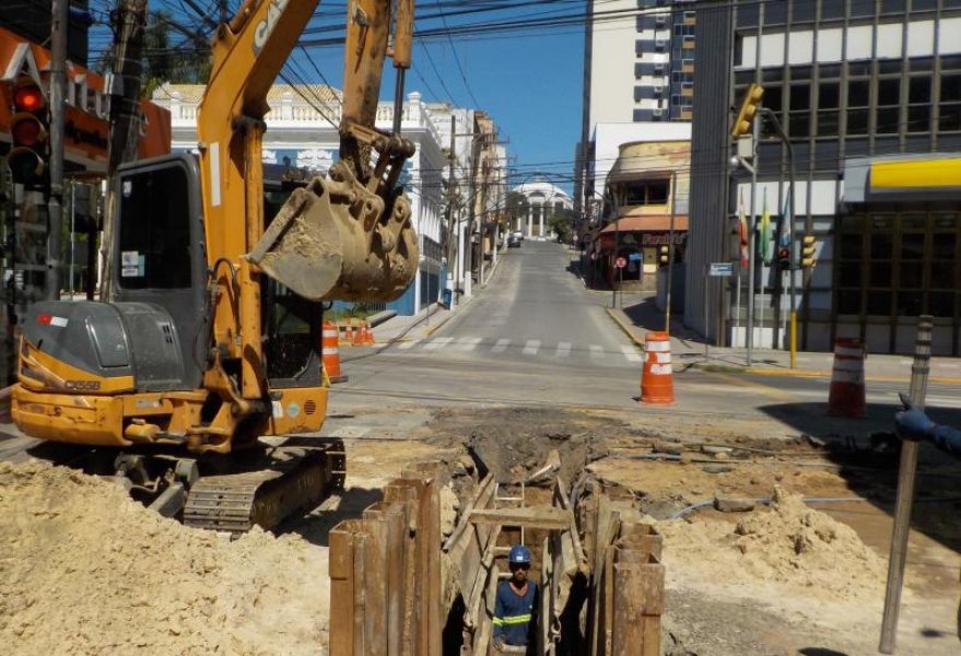 obra-segue-nesta-segunda-em-trecho-de-importante-avenida-de-tubarao-1