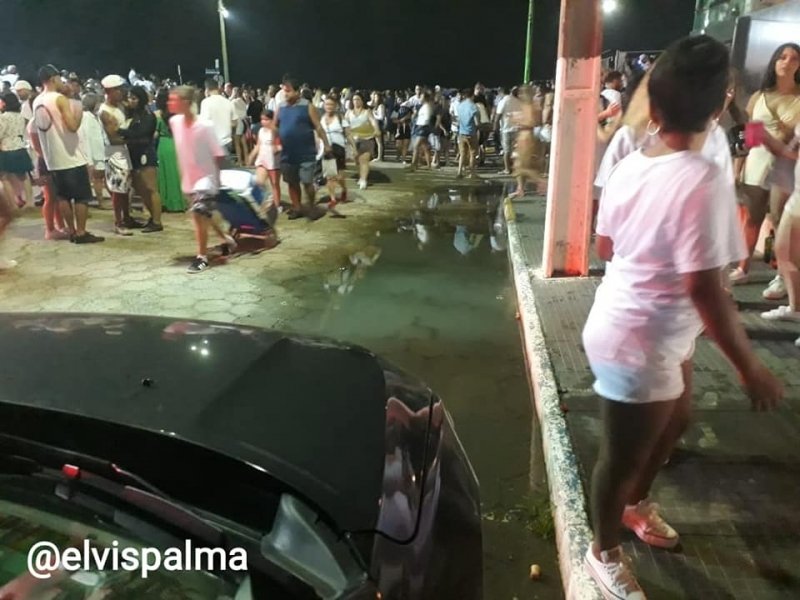 publico-reclama-de-vazamento-de-esgoto-durante-festa-de-ano-novo-em-laguna-1 Foto: Elvis Palma