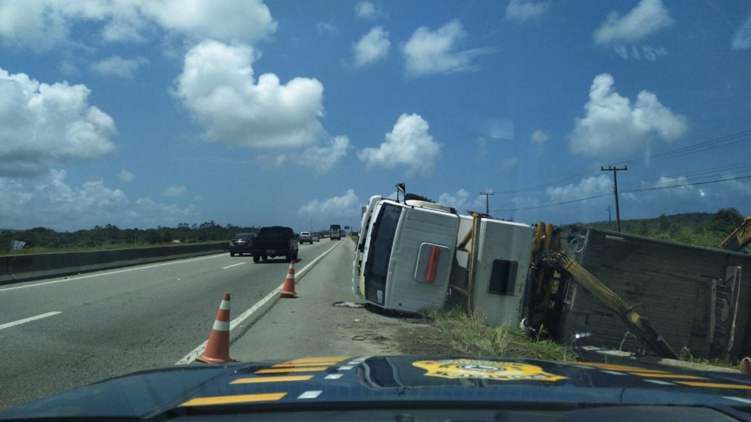 saida-de-pista-deixa-cinco-pessoas-feridas-em-caputera-transito-sera-interrompido-na-br-101-1