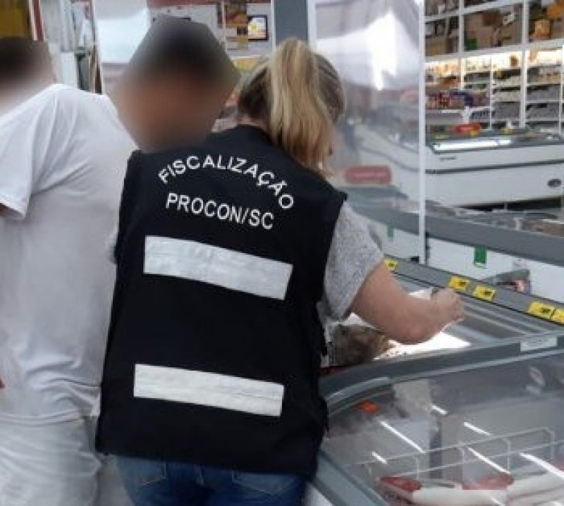 supermercados-e-peixarias-de-imbituba-tem-produtos-apreendidos-por-venderem-mercadorias-mal-refrigeradas-1