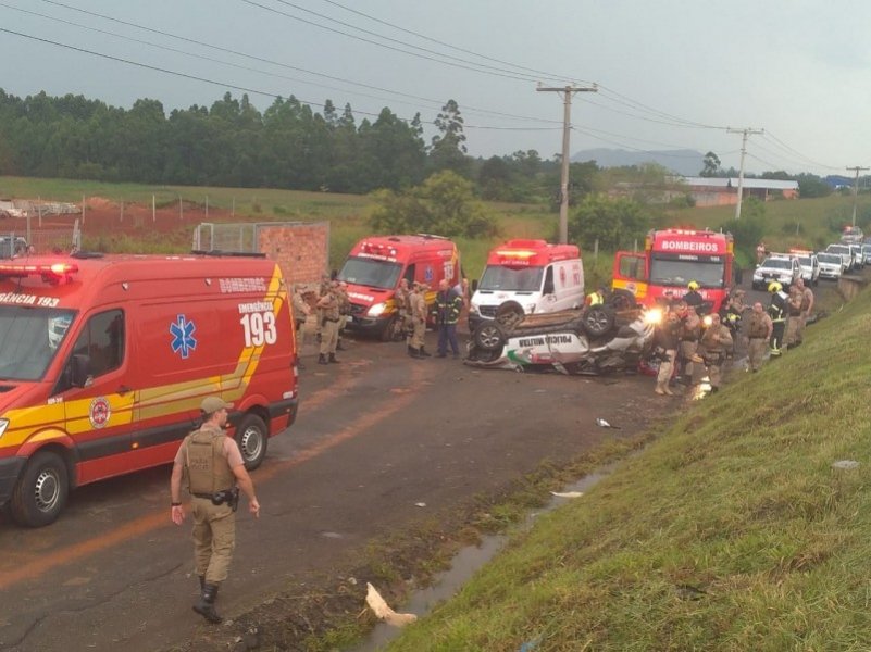 viatura-da-pm-se-envolve-em-acidente-na-br-101-ha-policiais-presos-nas-ferragens-1