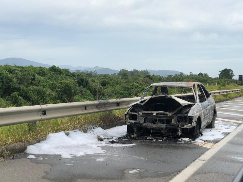 carro-e-destruido-pelo-fogo-na-br-101-1