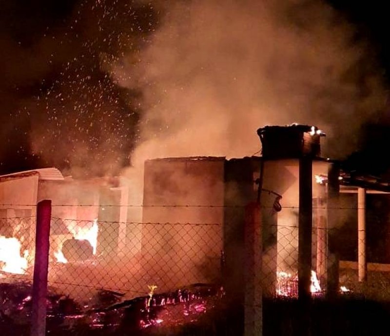 casa-de-madeira-e-destruida-por-incendio-em-laguna-1