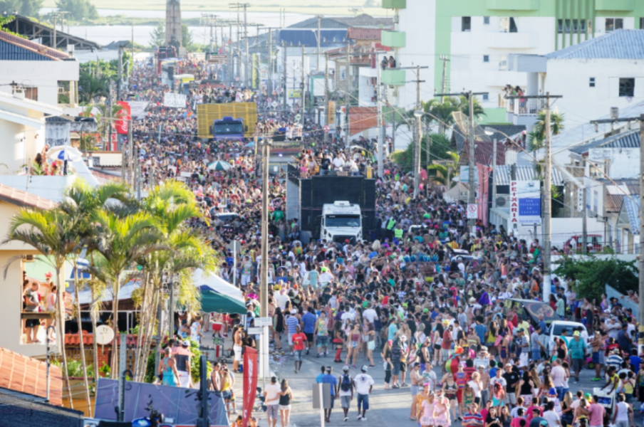 entre-bailes-blocos-e-serpentina-uso-abusivo-do-alcool-faz-parte-do-carnaval-1