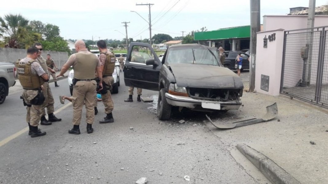homem-furta-caminhonete-colide-contra-poste-e-e-preso-1