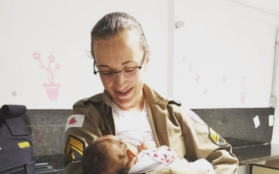 imagem-de-sargento-amamentando-bebe-enquanto-mae-e-atendida-na-delegacia-viraliza-nas-redes-sociais-0