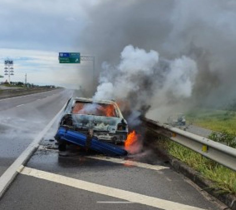 incendio-consome-veiculo-na-br-101-em-laguna-1