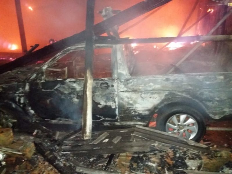 incendio-destroi-parte-de-galpao-de-reciclaveis-em-icara-1