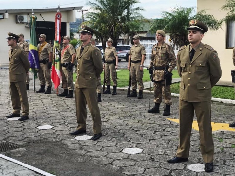 oficiais-e-pracas-sao-promovidos-em-solenidade-no-batalhao-da-pm-de-tubarao-1