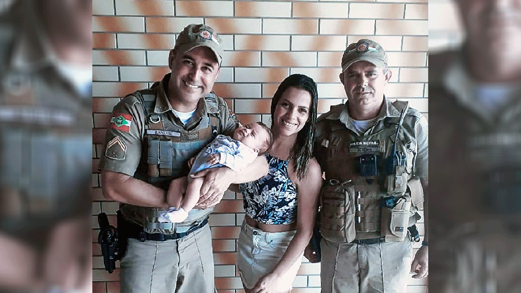 policiais-militares-salvam-bebe-engasgada-no-balneario-arroio-do-silva-1