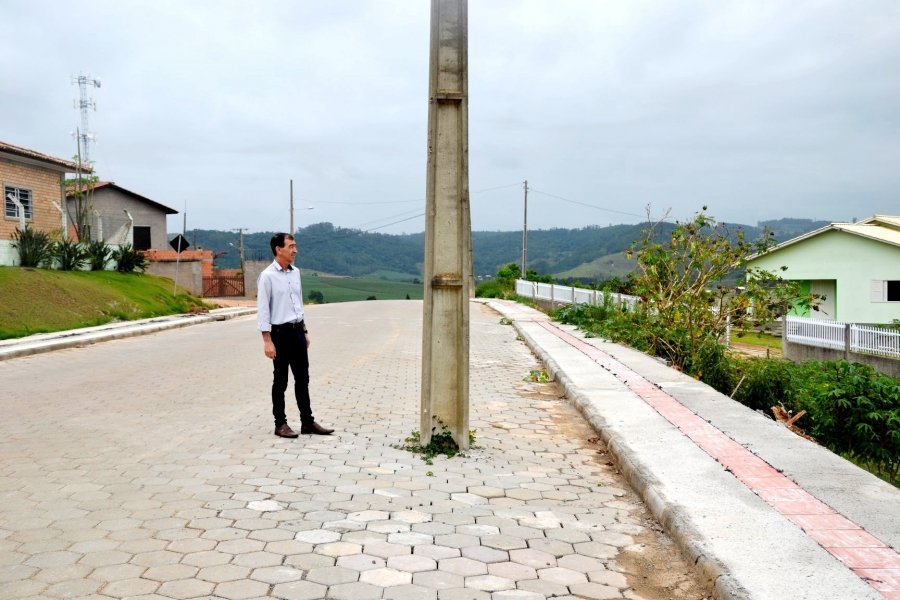 rua-pavimentada-em-sangao-nao-pode-ser-liberada-devido-a-postes-no-meio-da-via-1