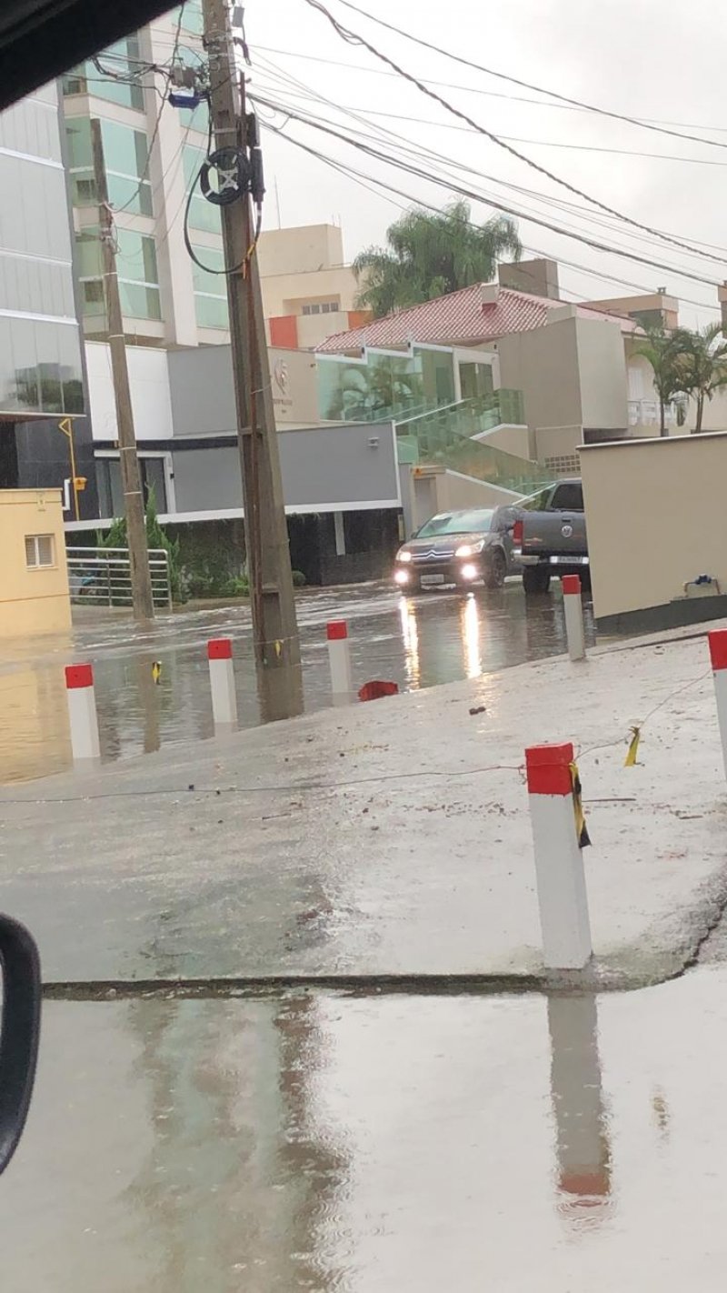 apos-poucos-minutos-de-chuva-ruas-de-tubarao-ficam-alagadas-1