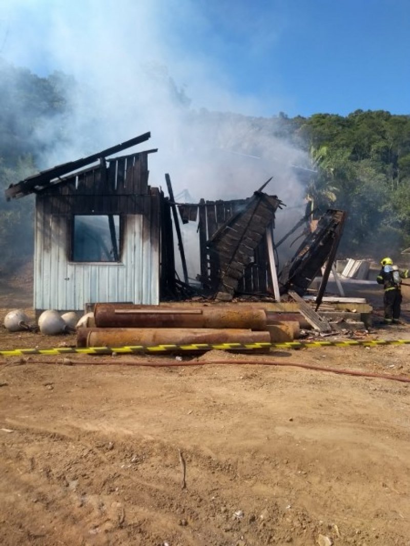 em-tubarao-casa-e-destruida-por-incendio-1