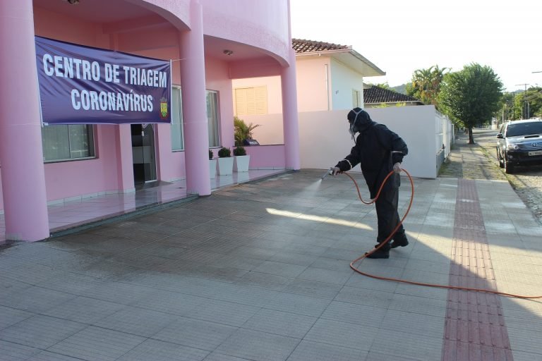 Pontos de maior circulação em São Ludgero seguem sendo desinfetados