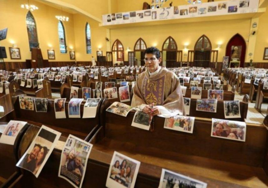 padre-reza-missa-com-fotos-de-fieis-nos-bancos-da-igreja-1